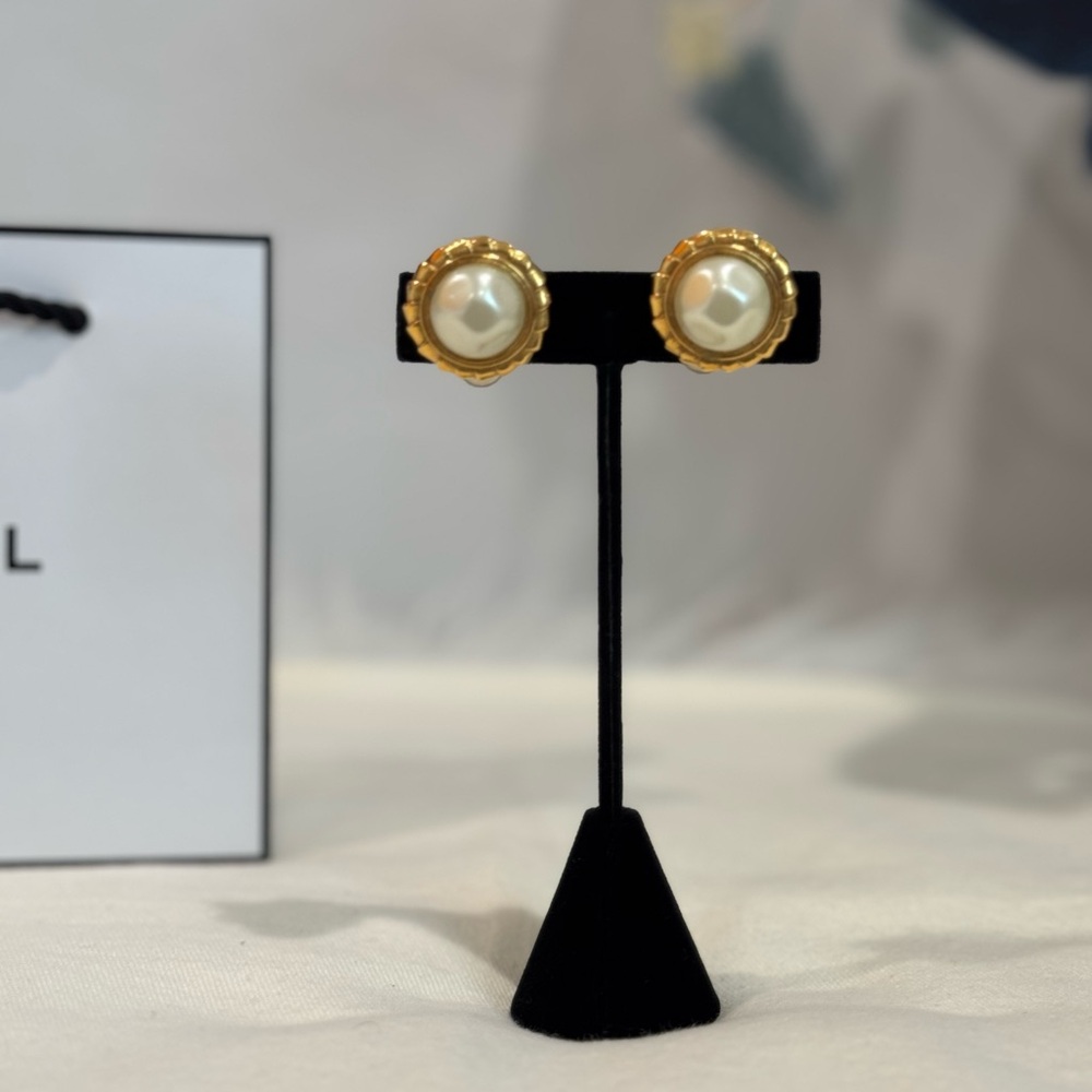 SOLD‼️Chanel 1980s Faux Pearl Button Clip-On Vintage Earrings - Picture 14 of 16